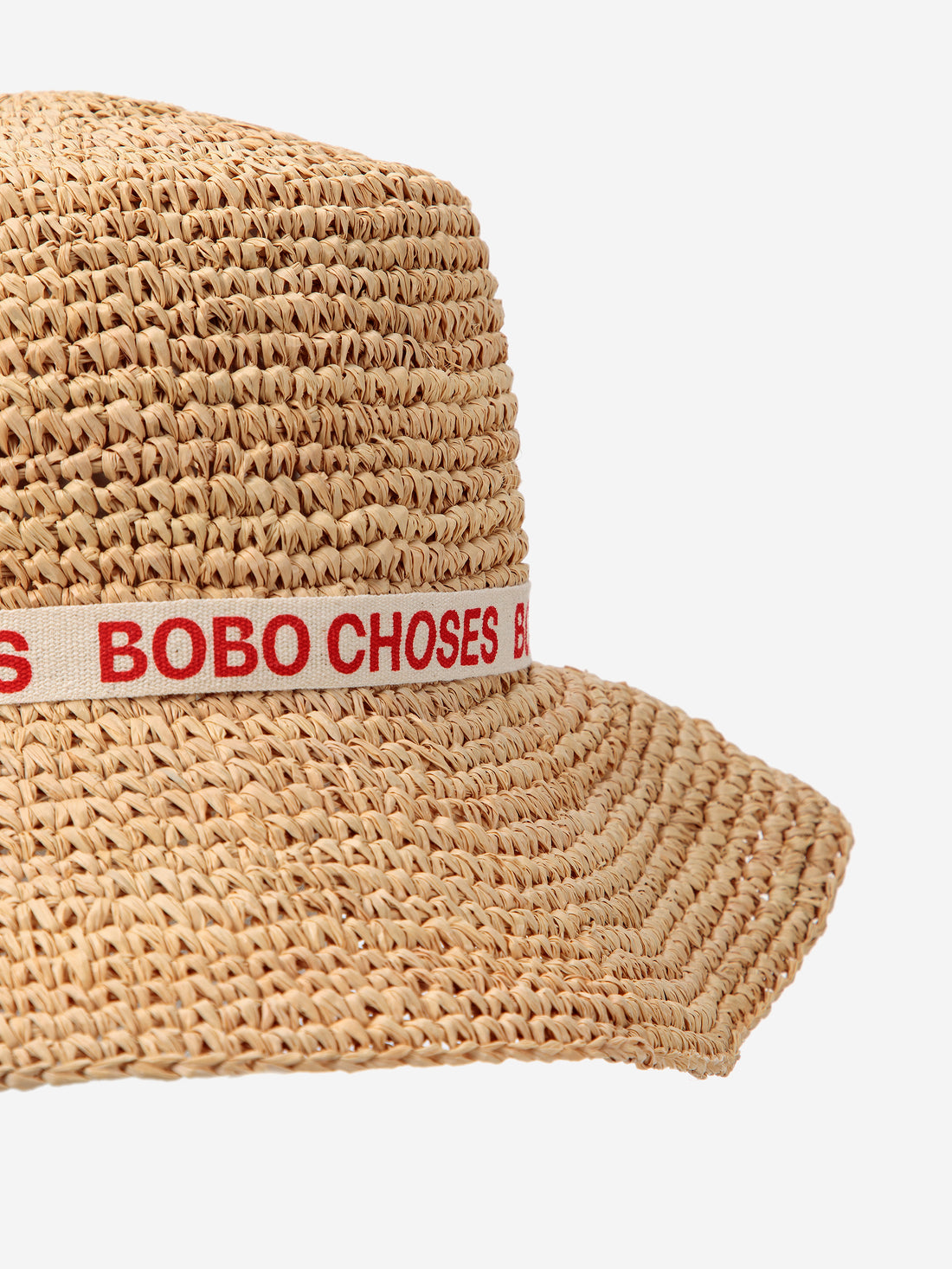 Bobo choisit un chapeau en raphia